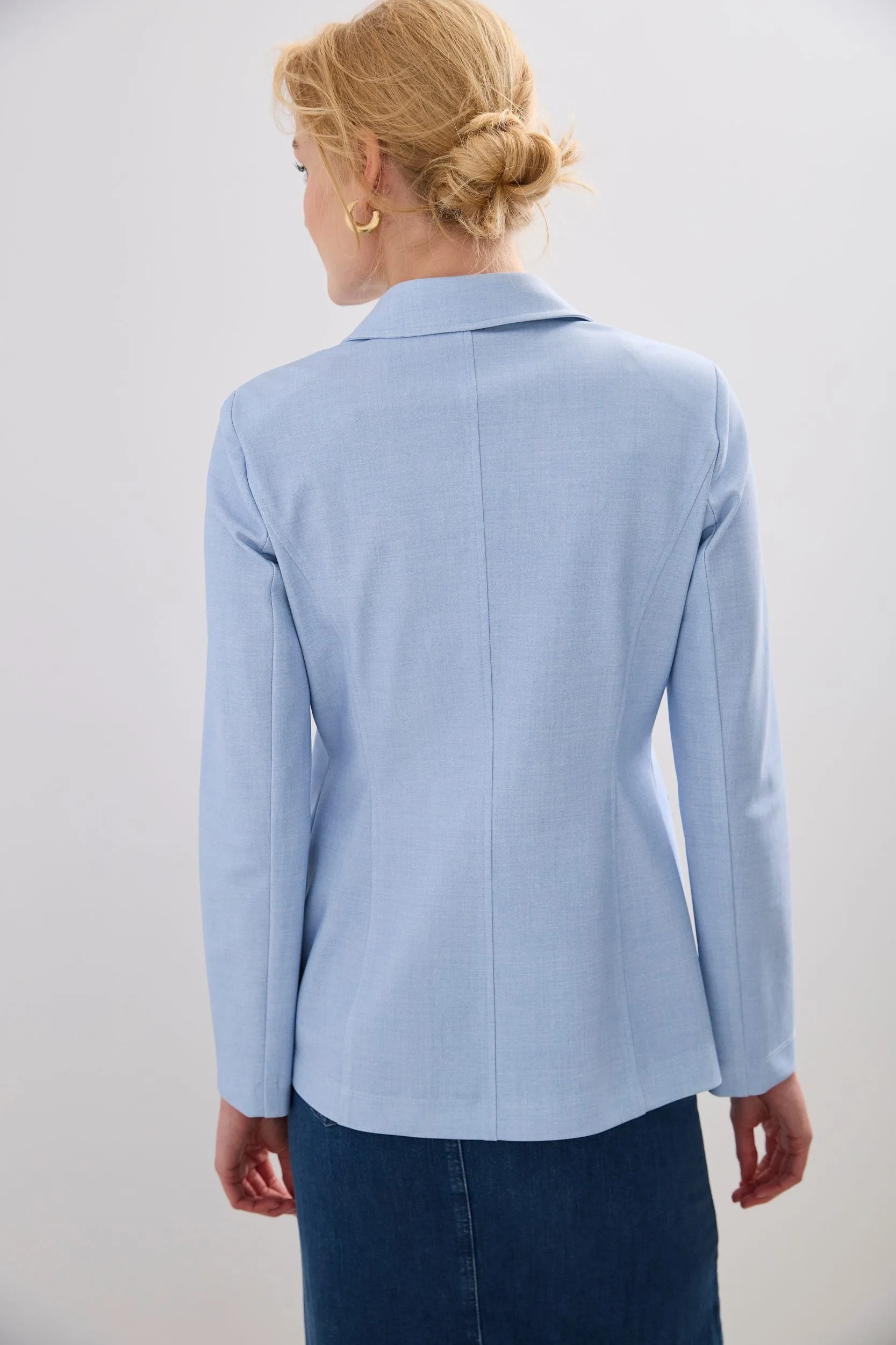 Fitted Sport Chic blazer with double-breasted closure